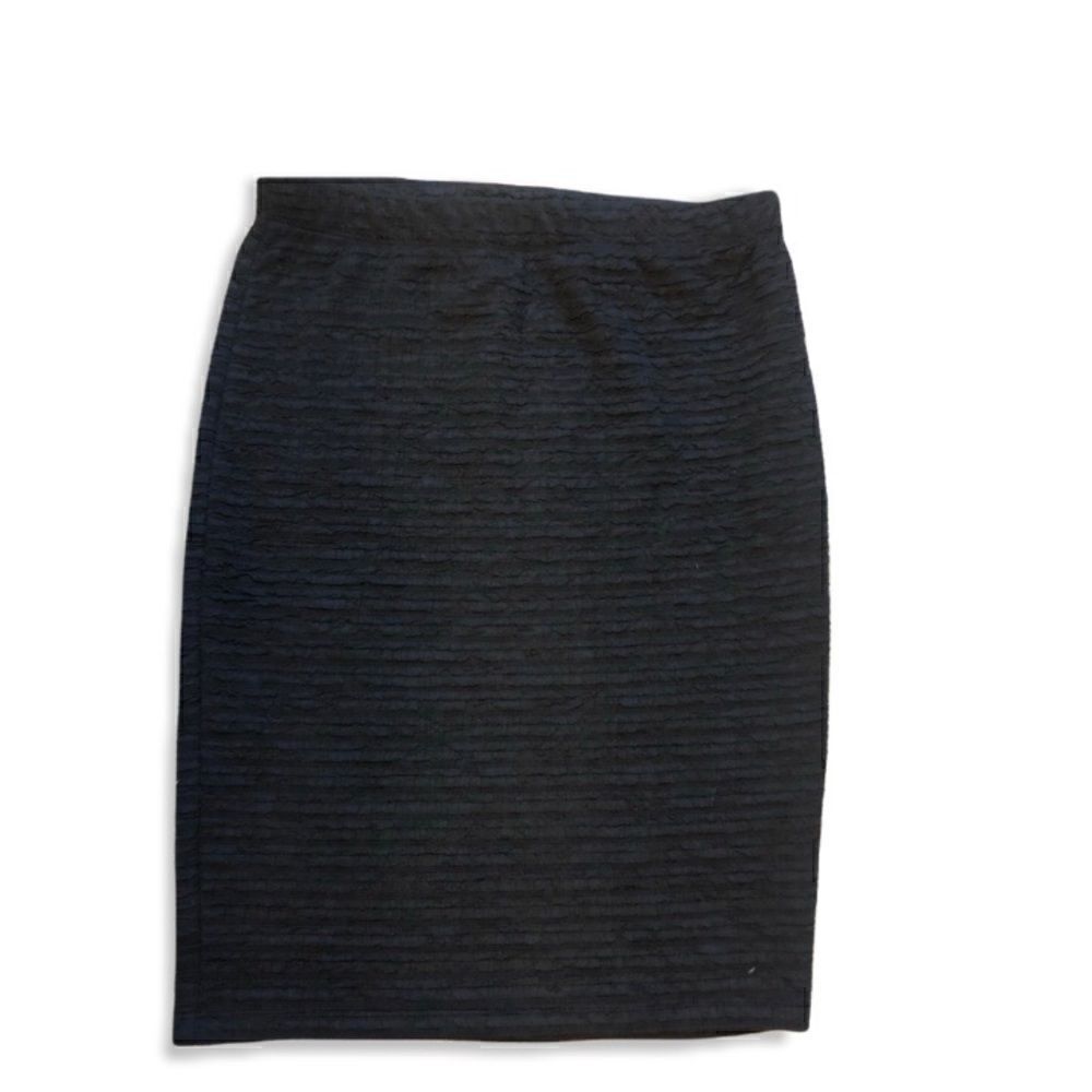 Black Forever 21 detailed pencil skirt. Medium